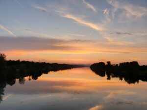 Sonnenuntergang an einem Fluss
