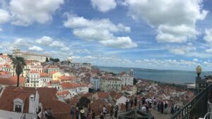 Stadtansicht mit Meer von Lissabon