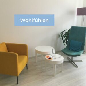 Praxisraum zum Wohlfühlen mit 2 Stühle Tisch