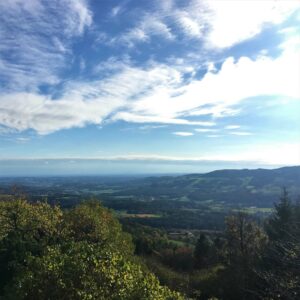 hügelige Landschaft Steiermark mit weißen Wolken