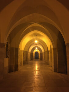 Kirchengang Arkade beleuchtet Wien