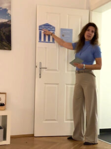 Bettina hält einen Workshop zum Thema Gelassenheit in Konflikten